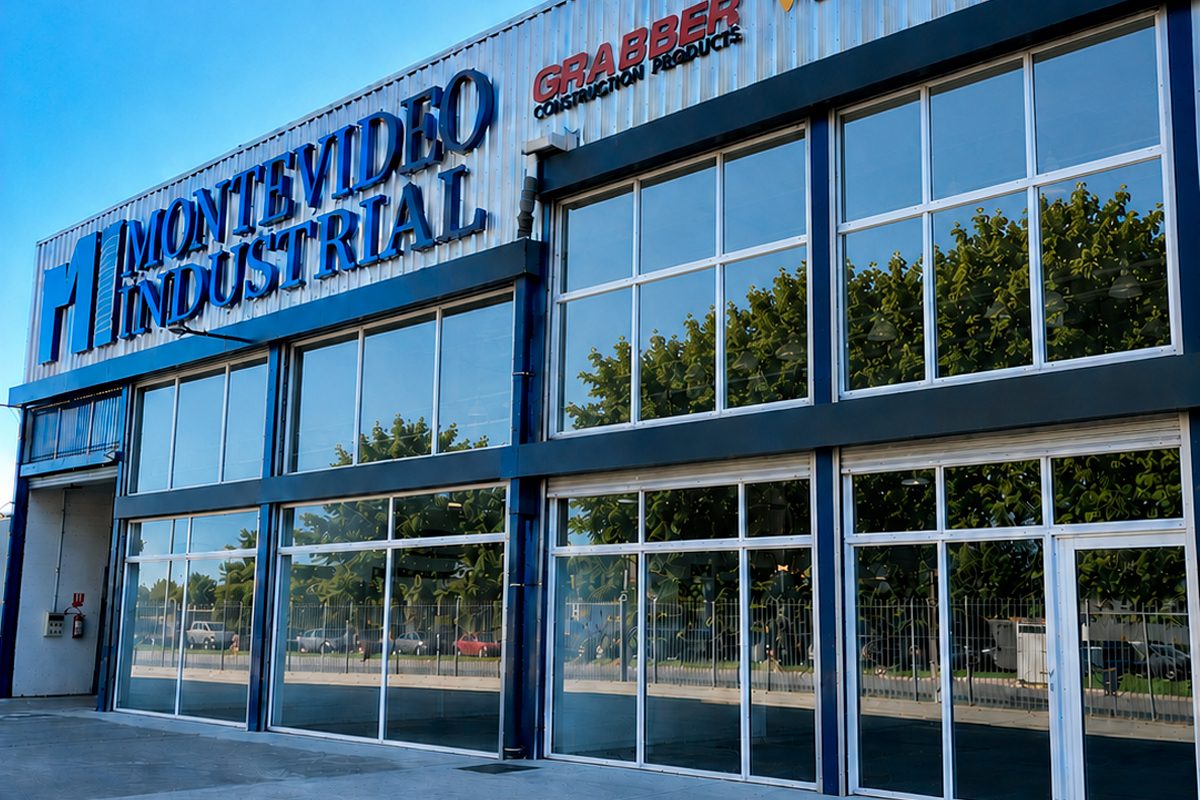 Depósito con equipamiento industrial listo para despacho